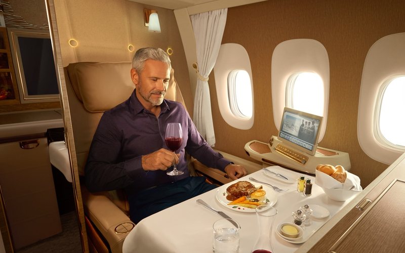 Serviço da Primeira Classe da Emirates conta com os melhores vinhos da França - Emirates
